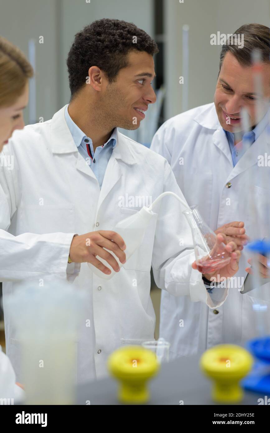 Zwei Laborarzt testet Lebensmittel Stockfoto