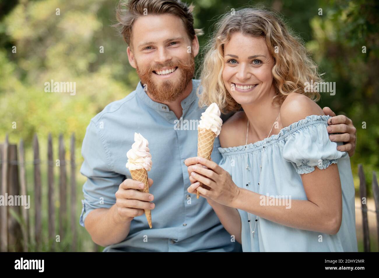 Freundliche Paar in Rom essen Eis Kegel Stockfoto