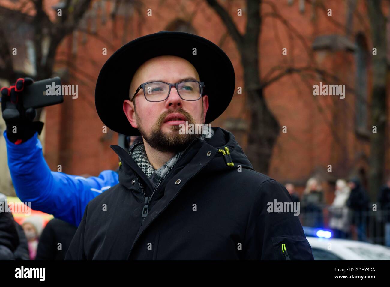 RIGA, LETTLAND. Dezember 2020. Lauris Valters, Musiker, nimmt am Protest gegen COVID19-Beschränkungen und gegen COVID19-Impfstoff Teil. Kredit: Gints Ivuskans/Alamy Live Nachrichten Stockfoto