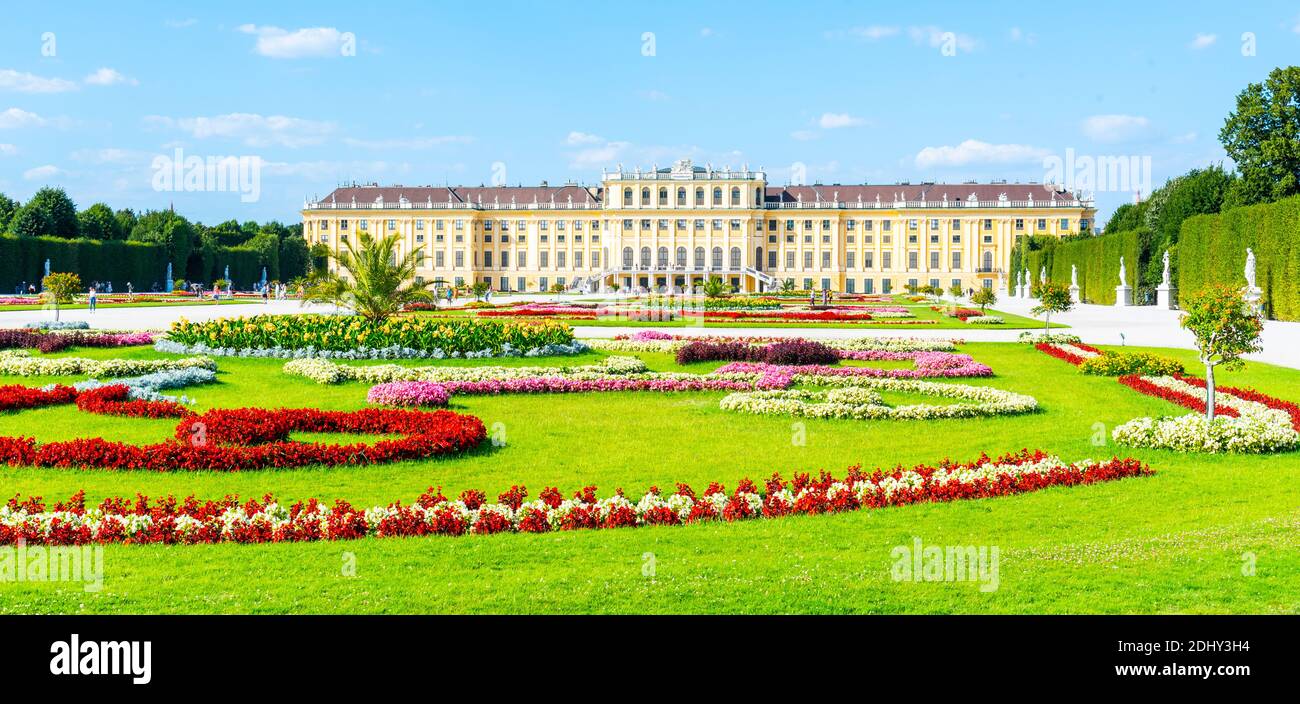 WIEN, ÖSTERREICH - 23. JULI 2019: Schloss Schönbrunn, Deutsch: Schloss Schönbrunn, und großer Parterre - Französischer Garten mit schönen Blumenbeeten, Wien, Österreich Stockfoto