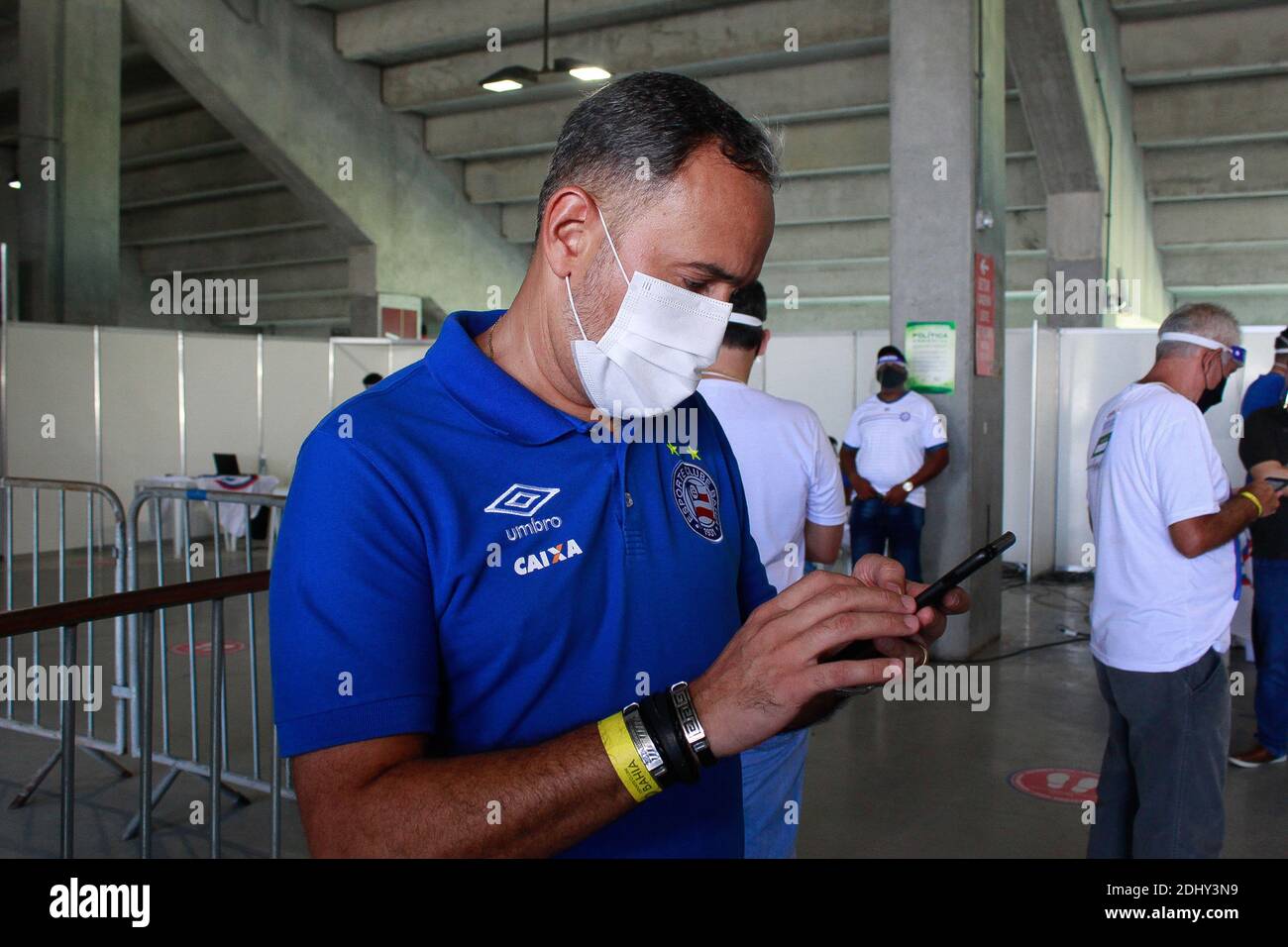 Salvador, Brasilien. 12. Dez, 2020. Unterstützer des Esporte Clube Bahia hat diesen Samstag (12.) in der Fonte Nova Arena den neuen Präsidenten des Clubs definiert, den er für die nächsten drei Jahre übernehmen wird. Auf dem Foto stimmt Oppositionskandidat Lucio Rios auf der digitalen Plattform Bahia ab. Kredit: Márcio Roberto/FotoArena/Alamy Live Nachrichten Stockfoto