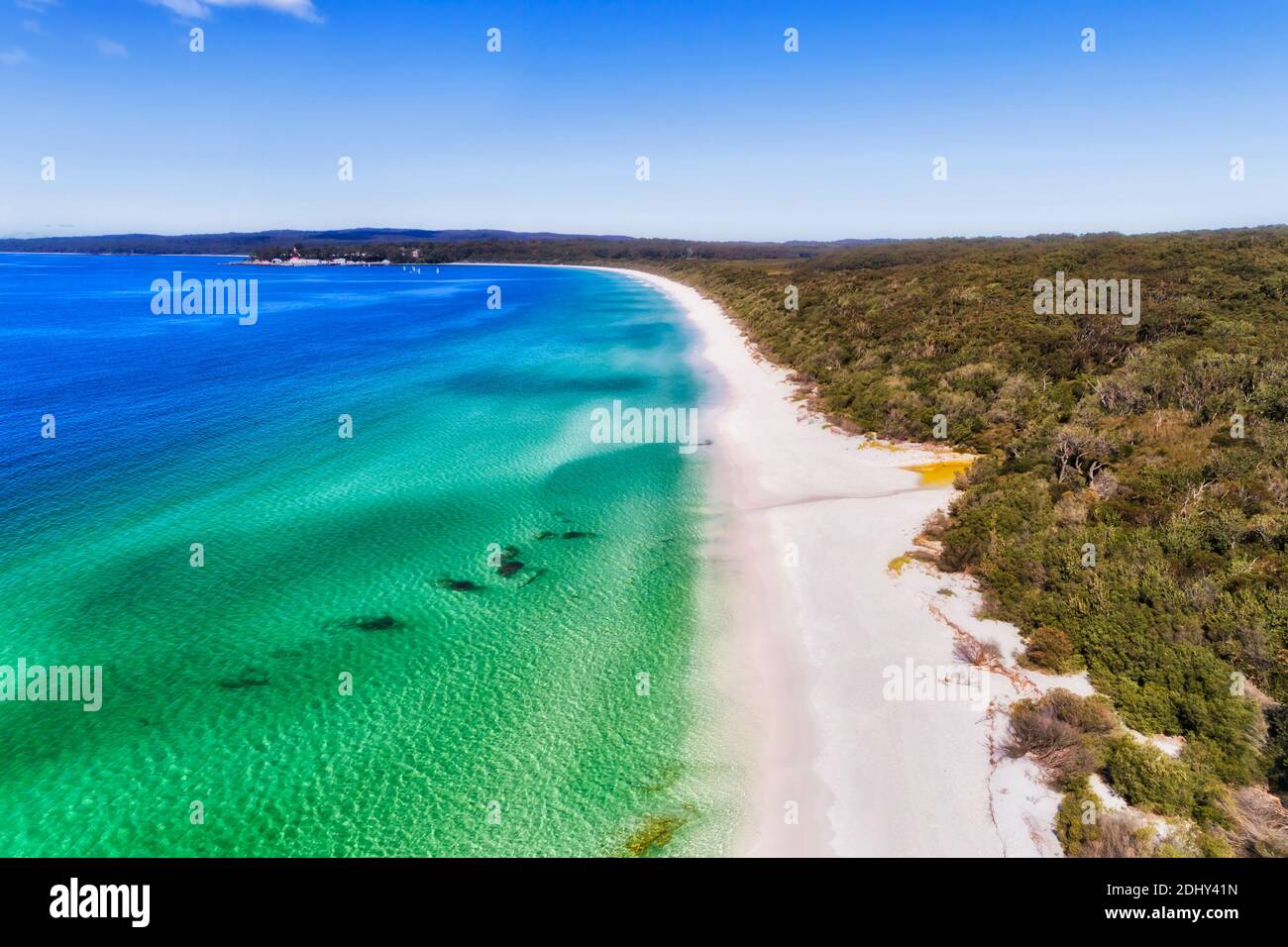 Weißer Kieselsäure-Sand am Hyams-Strand in Jervis Bay abgelegenes Gebiet Australiens - Luftaufnahme an einem sonnigen Tag. Stockfoto