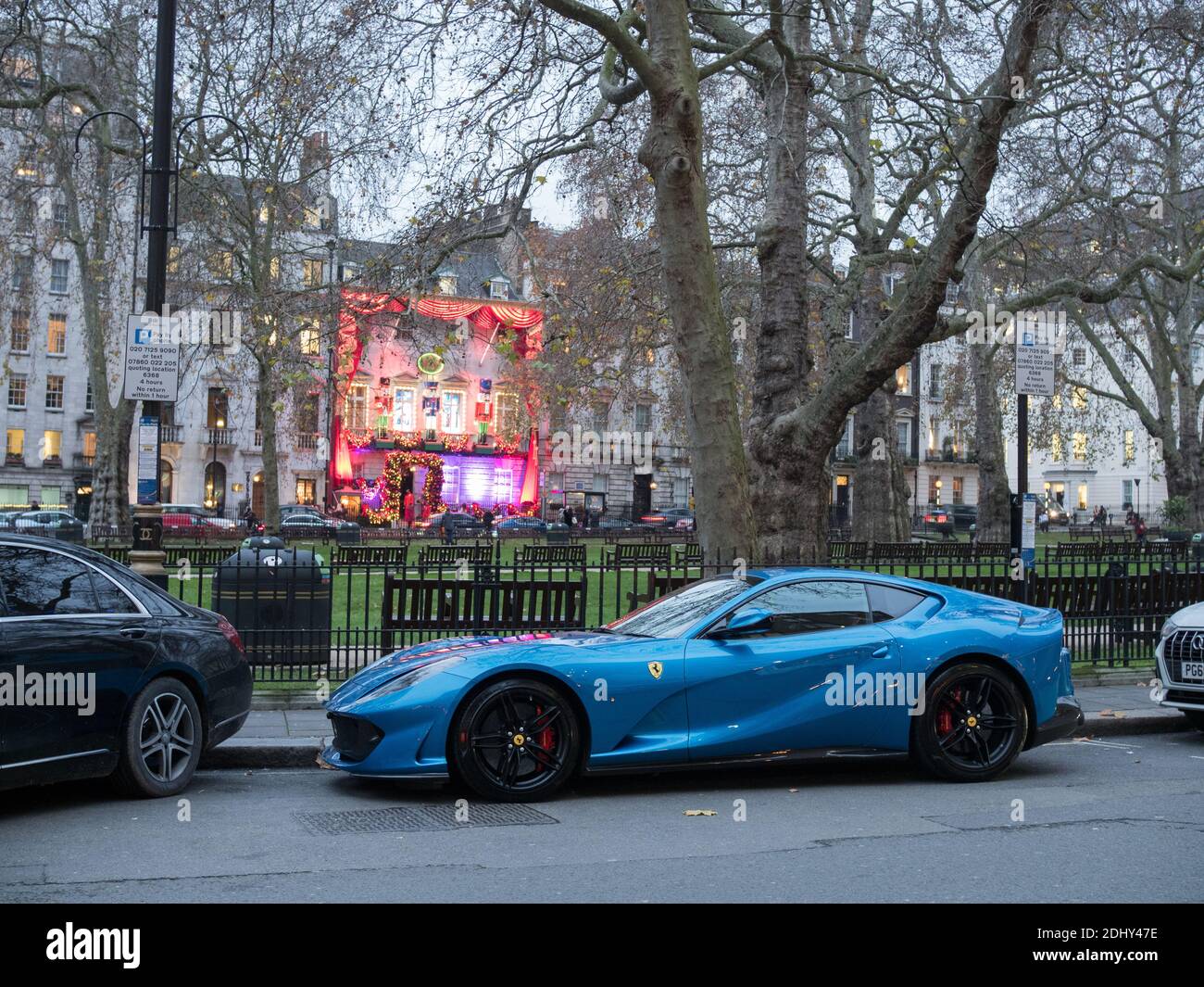 London, Greater London, England - 10 Dec 2020: Ferrari geparkt in Berkeley Square mit der festlichen Fassade des Annabel privaten Club hinter, Mayfair. Stockfoto