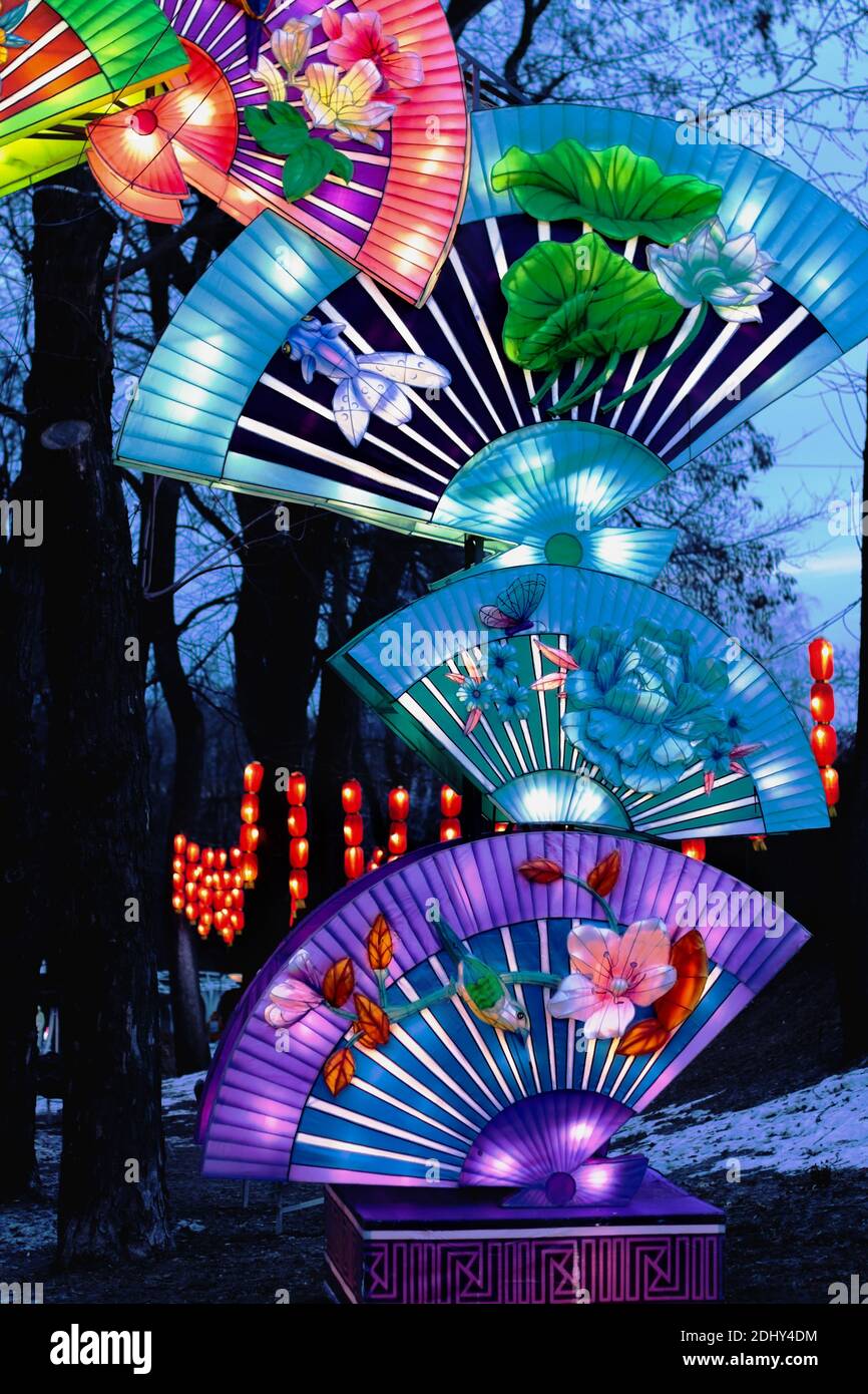 Chinesische Laternen sind farbige Lüfter mit Bildern von Vögeln, Fischen, Lotus Blumen, Schmetterlinge, Libellen. Symbol für Reichtum, Wohlstand, Gesundheit und Stockfoto