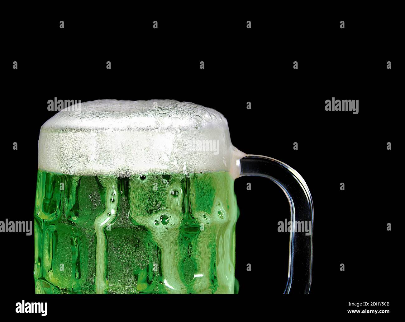 Nahaufnahme von grünem Bier mit Schaum in Glas Tasse Isoliert auf Schwarz Stockfoto