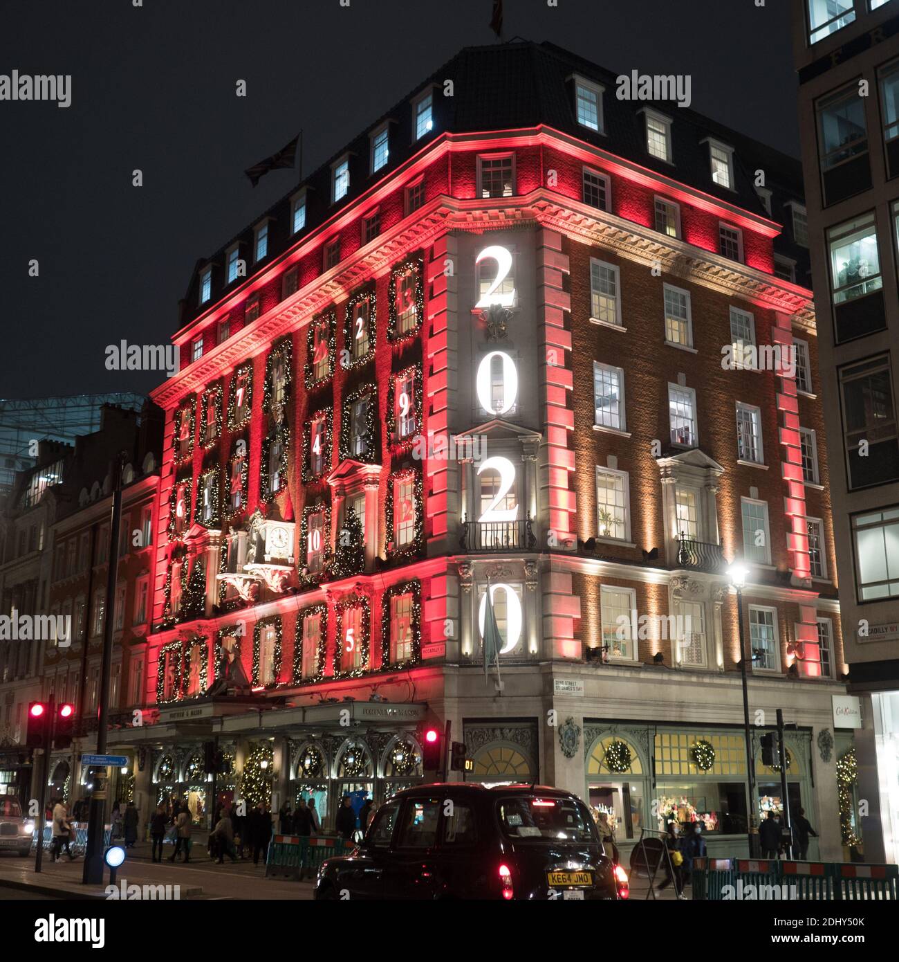London, Greater London, England - 10 Dec 2020: Festliches Fortnum und Mason Famous Department Store auf Piccadilly. Stockfoto London, Greater London, England - 10 Dec 2020: Festliches Fortnum und Mason Famous Department Store auf Piccadilly. Stockfoto