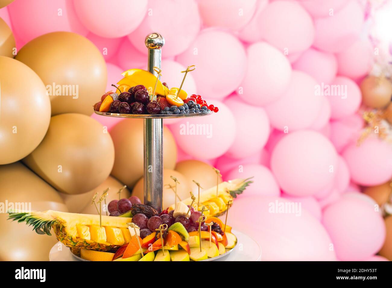 Dekoration mit rosa und gold Luftballons für meinen Geburtstag zu feiern Jubiläum Hochzeit. Soft Focus. Candy Bar mit Süßigkeiten und Obst. Leckereien für Gäste Stockfoto