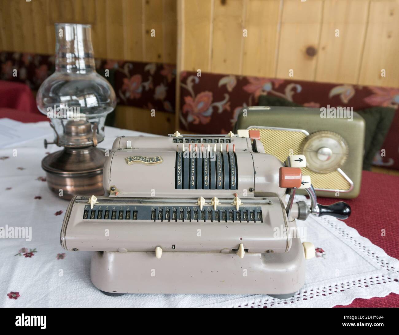 EHRWALD, ÖSTERREICH - 7. JANUAR 2019: Technische Ausstattung. Walthers mechanische Rechenmaschine mit Vintage-Funkempfänger und Kerosin la Stockfoto