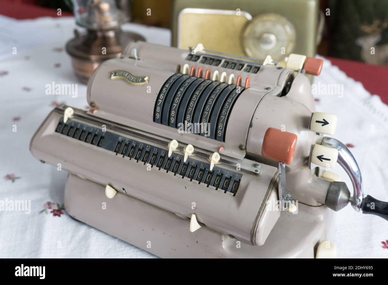 EHRWALD, ÖSTERREICH - 7. JANUAR 2019: Technische Ausstattung. Walthers mechanische Rechenmaschine mit Vintage-Funkempfänger und Kerosin la Stockfoto