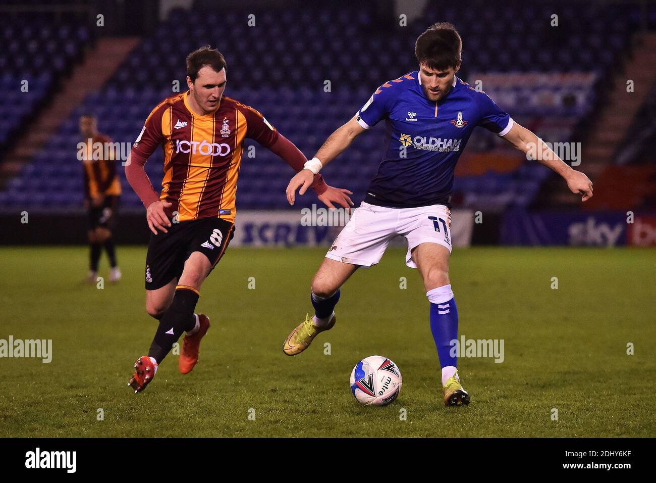 OLDHAM, ENGLAND. 12. DEZEMBER Oldham Athletic's Bobby Grant tusles mit Callum Cooke von Bradford City während des Sky Bet League 2 Spiels zwischen Oldham Athletic und Bradford City im Boundary Park, Oldham am Samstag 12. Dezember 2020. (Kredit: Eddie Garvey, Mi News) Kredit: MI Nachrichten & Sport /Alamy Live Nachrichten Stockfoto