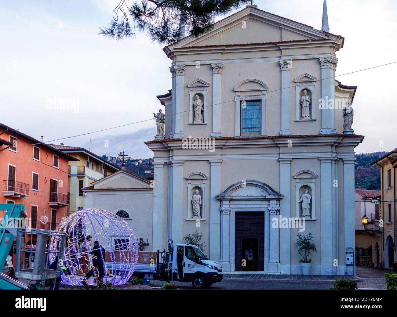 Alte Kirche von Torri del Benaco, während die Weihnachtsbeleuchtung eingerichtet sind. Die Stadt liegt an der mittleren veronesischen Küste des Gardasees an der Grenze Stockfoto