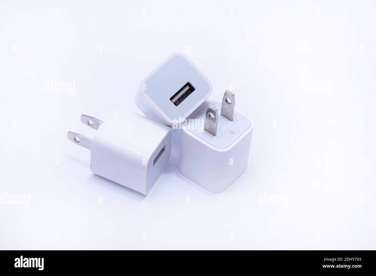 Weißer Stecker für USB-Nutzung, speziell zum Aufladen von Smartphones und Tablets. Stockfoto