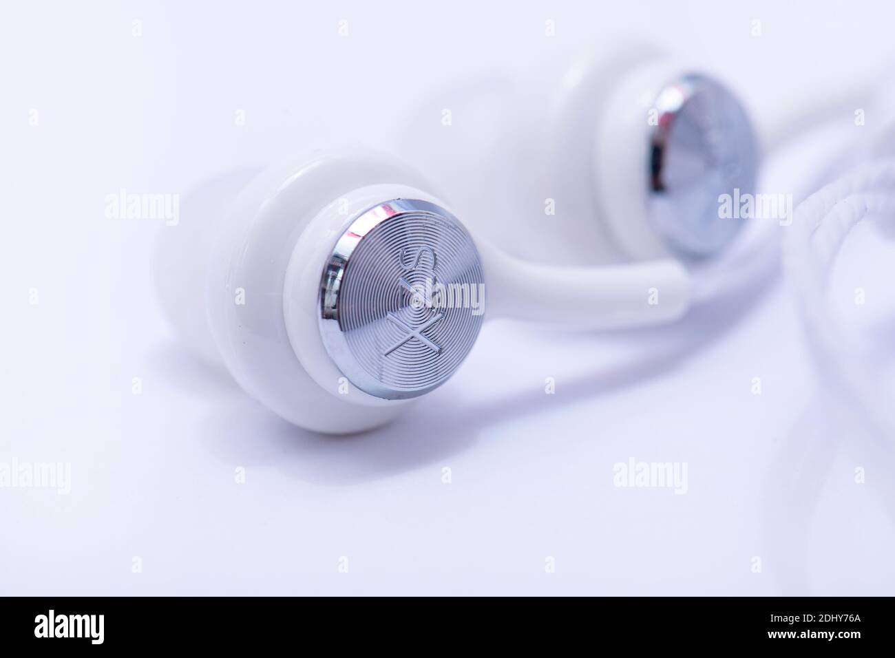 Weiße kabelgebundene Ohrhörer auf weißem Hintergrund Stockfoto