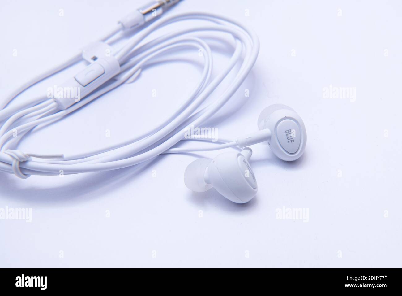 Weiße kabelgebundene Ohrhörer auf weißem Hintergrund Stockfoto
