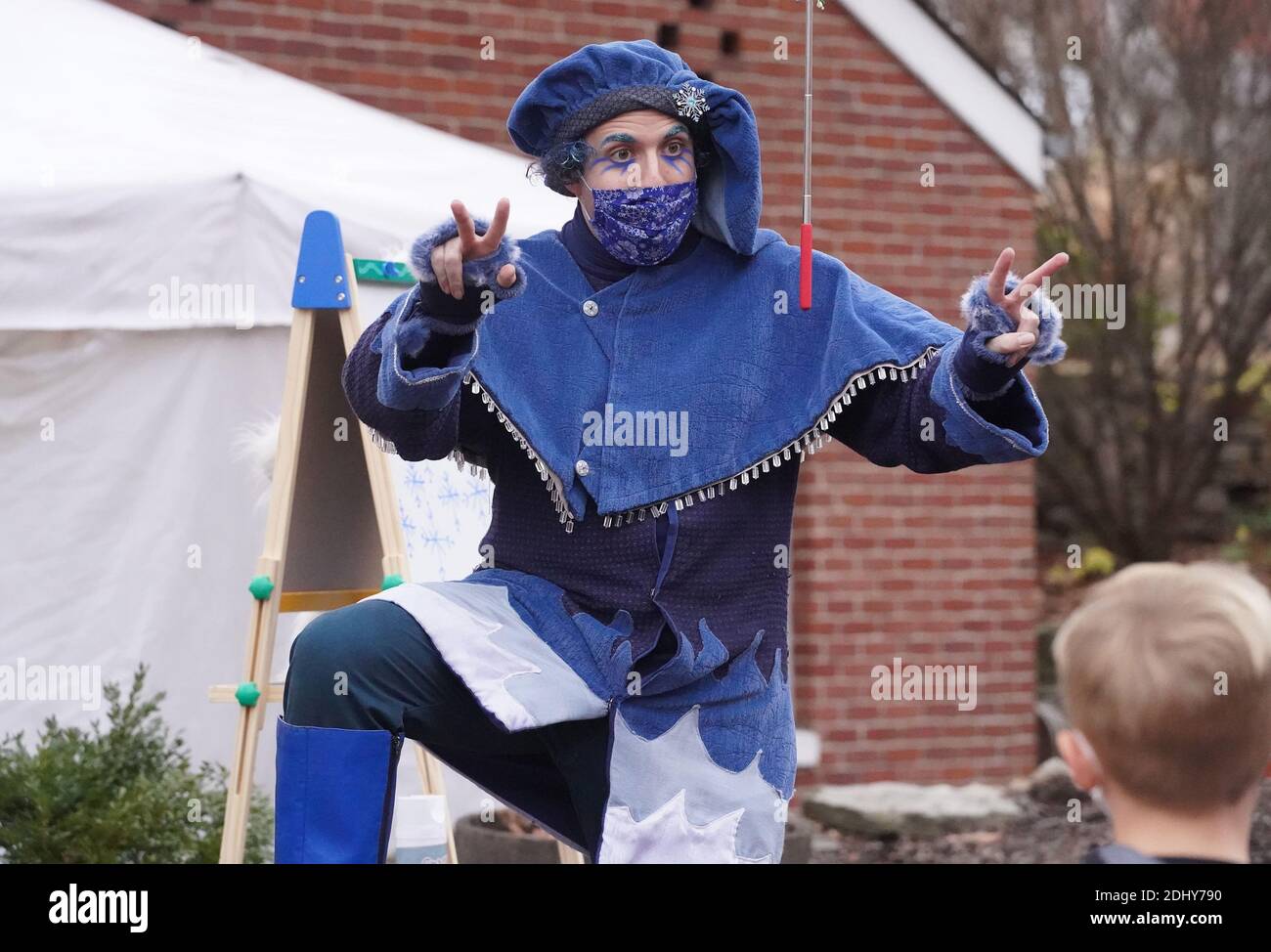 St Charles, Usa. Dezember 2020. Ein Schauspieler in Kostüm unterhalten Fußgänger auf der Main Street in St. Charles, Missouri am Samstag, 12. Dezember 2020. Weihnachtstraditionen ist ein jährliches Ereignis, bei dem spielerische Märchenbuchfiguren, Weihnachtsmusik singen und Einkäufer unterhalten, während sie in den Geschäften der 200 Jahre alten historischen Main Street, Missouris erstem und größten historischen Viertel, stöbern. Foto von Bill Greenblatt/UPI Kredit: UPI/Alamy Live News Stockfoto