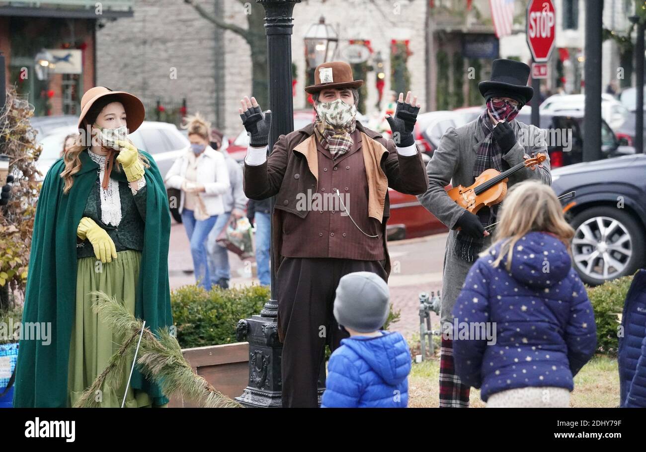 St Charles, Usa. Dezember 2020. Sänger in Kostümen unterhalten Fußgänger auf der Main Street in St. Charles, Missouri am Samstag, 12. Dezember 2020. Weihnachtstraditionen ist ein jährliches Ereignis, bei dem spielerische Märchenbuchfiguren, Weihnachtsmusik singen und Einkäufer unterhalten, während sie in den Geschäften der 200 Jahre alten historischen Main Street, Missouris erstem und größten historischen Viertel, stöbern. Foto von Bill Greenblatt/UPI Kredit: UPI/Alamy Live News Stockfoto