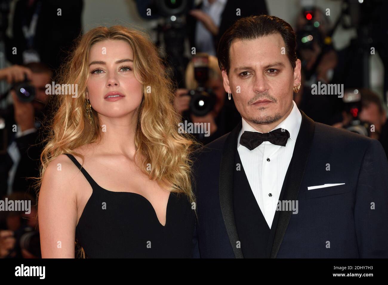 File photo : Amber Heard und Johnny Depp bei der "Black Mass" Premiere während der 72. Internationalen Filmfestspiele Venedig (Mostra) auf dem Lido in Venedig, Italien am 04. September 2015. Schauspieler Johnny Depp und seine Frau Amber Heard scheiden sich nach 15 Monaten Ehe. Amber, 30, zitierte unversöhnliche Unterschiede und sucht nach gerichtlichen Aufzeichnungen die Unterstützung der Piraten des karibischen Sterns. Das Paar, das keine Kinder zusammen hat, heiratete im Februar letzten Jahres, nachdem es 2011 im Film The Rum Diary mitspielte. Foto von Aurore Marechal/ABACAPRESS.COM Stockfoto