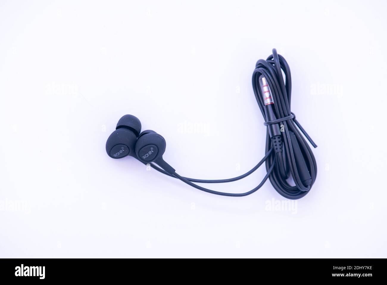 Kabelgebundene Kopfhörer schwarz auf weißem Hintergrund Stockfoto