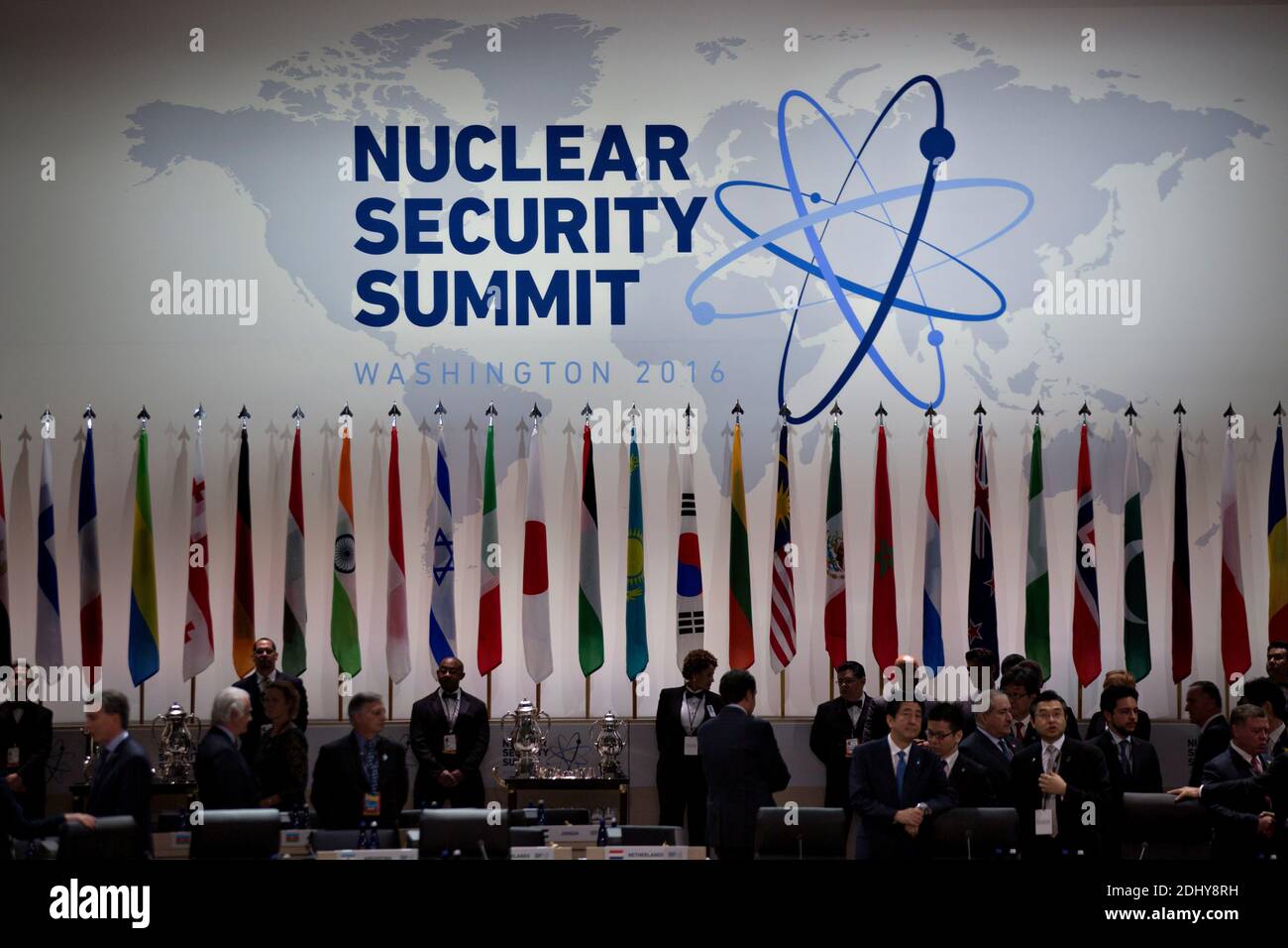 Das Logo des Nuclear Security Summit steht vor einer Eröffnungsplenum mit dem Titel "Nationale Maßnahmen zur Verbesserung der nuklearen Sicherheit" auf dem Nuclear Security Summit in Washington, D.C., USA, am Freitag, 1. April 2016. Nach einer Serie von Terroranschlägen von Europa nach Afrika ruft US-Präsident Barack Obama während des Gipfels internationale Unterstützung für die Bemühungen auf, den Islamischen Staat und ähnliche Gruppen davon abzuhalten, nukleares Material und andere Massenvernichtungswaffen zu erhalten. Foto von Andrew Harrer/Pool/ABACAPRESS.COM Stockfoto