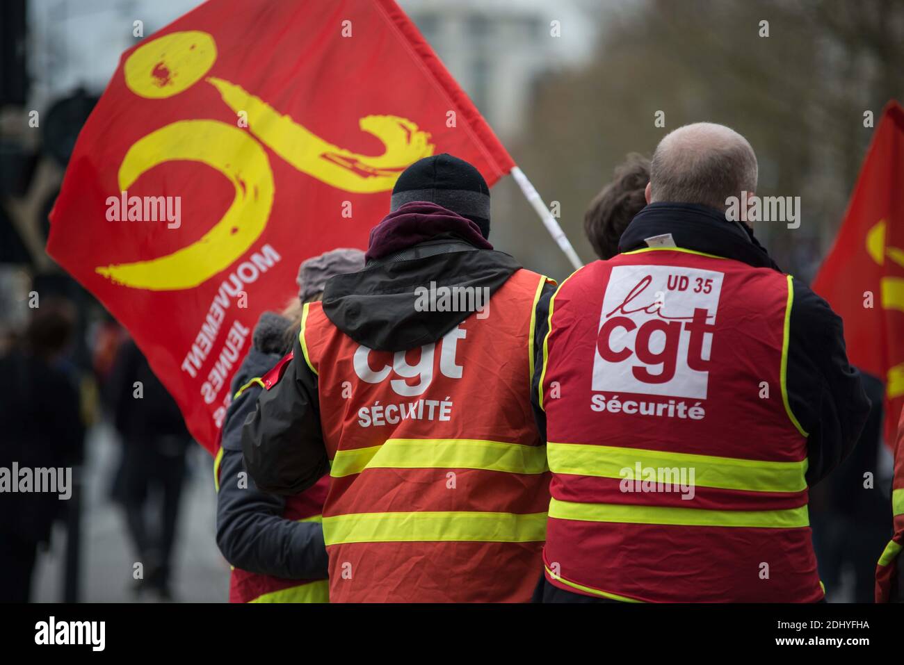 Demonstranten halten Plakate, Banner und Gewerkschaftsflaggen, demonstrieren während einer Kundgebung gegen die Arbeitsrechtsreformen der französischen Regierung in Rennes, Westfrankreich, am 9. April 2016. Französische Studenten und Gewerkschaften sind den ganzen März über auf die Straße gegangen, um gegen den Entwurf eines Gesetzes zur Arbeitsreform unter der Leitung von Myriam El Khomri zu protestieren. Demonstranten haben sich auf Plätzen in Städten in ganz Frankreich versammelt. Foto von Kevin Niglaut/ABACAPRESS.COM Stockfoto