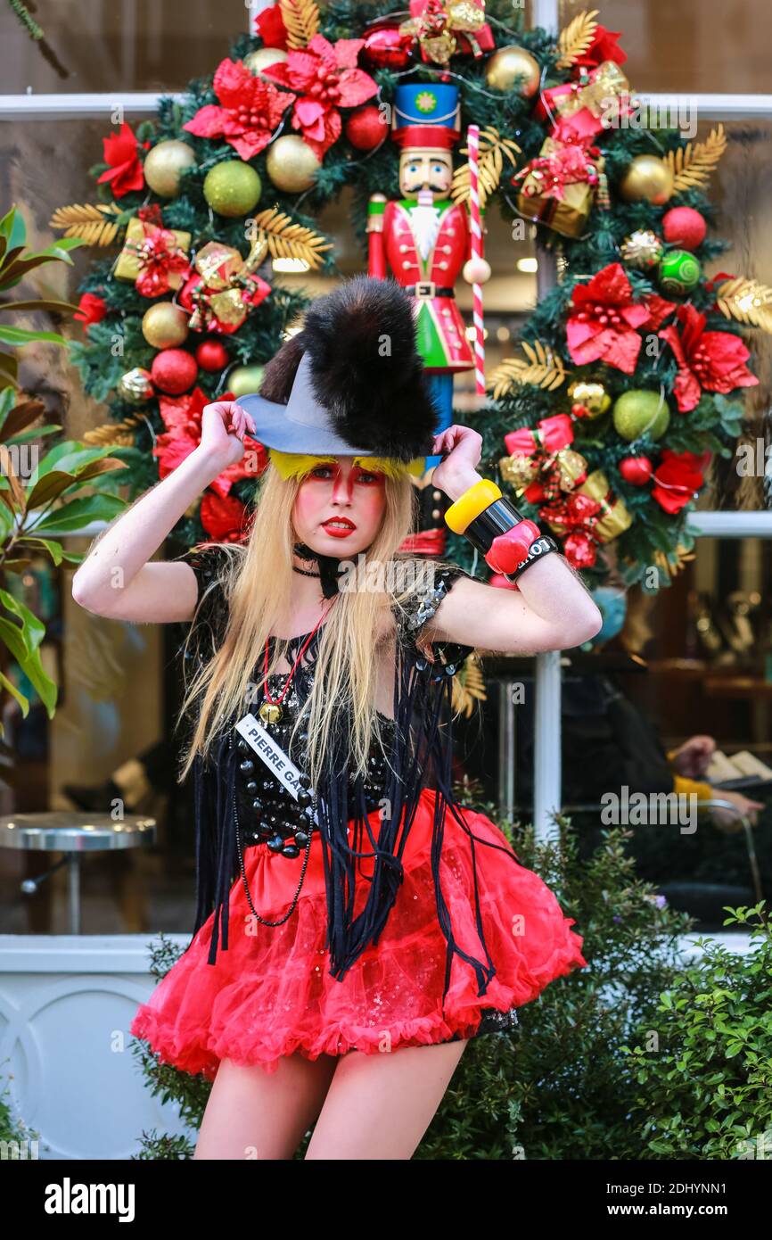 London, Großbritannien. Dezember 2020, 05. Pierre Garroudi Fashion Street Show. Model nimmt an einer Flash Mob Modenschau in Belgravia Teil. Quelle: Waldemar Sikora Stockfoto