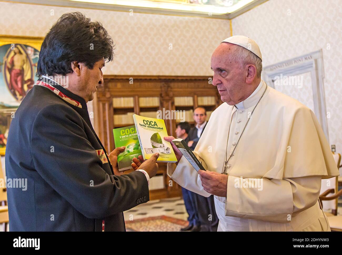 Papst Franziskus traf Boliviens Präsident Evo Morales am 15. April 2016 im Vatikan. Evo Morales gab dem Papst drei Bücher über die Vorteile von Koka, einer Pflanze, aus der Kokain gewonnen wird, und empfahl, es zu nehmen, weil, sagte er, es wird ihm helfen, das Leben zu erhalten. Foto von ABACAPRESS.COM Stockfoto