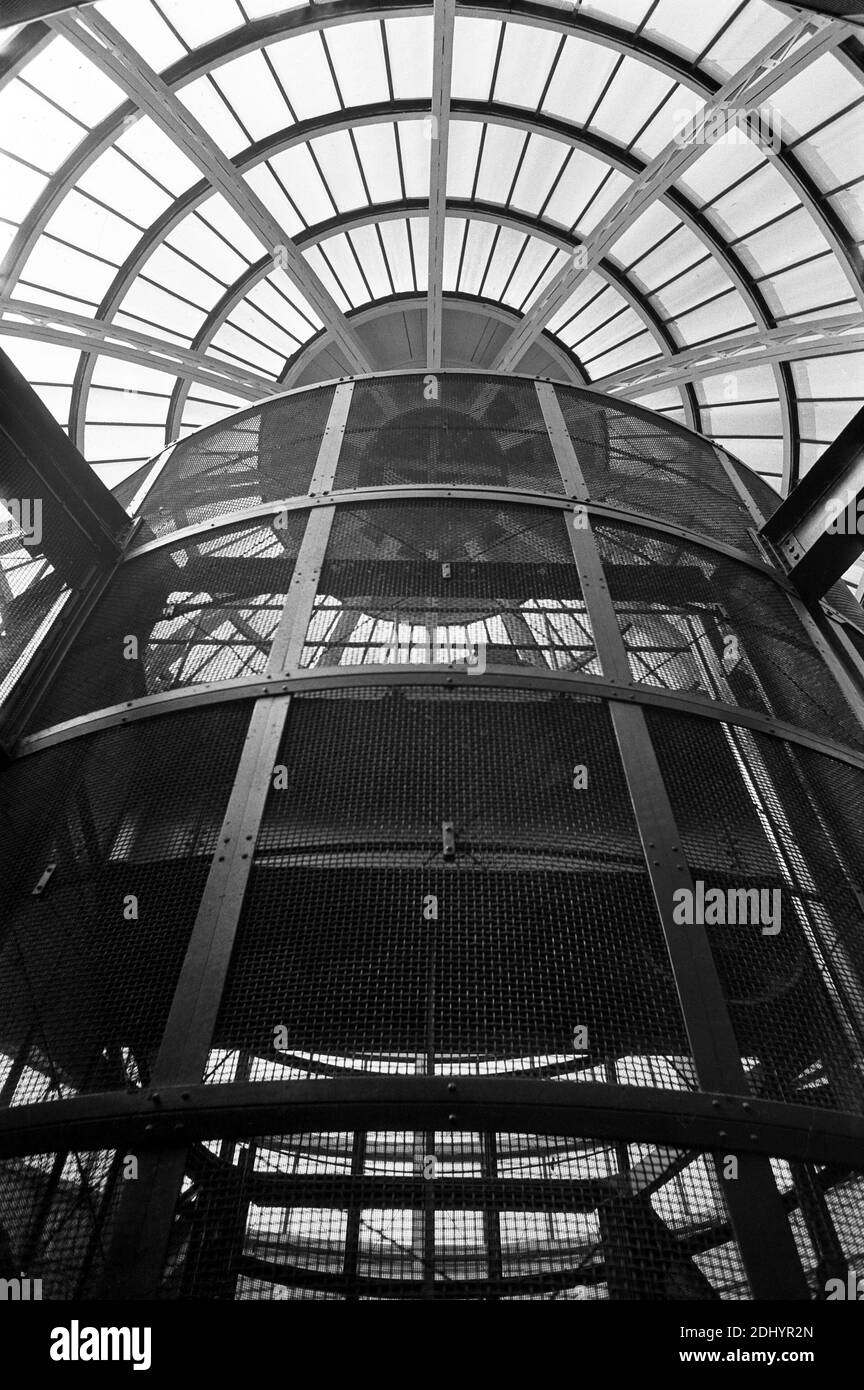 Großbritannien, London, Docklands, Isle of Dogs, Anfang 1974. Der Greenwich Foot Tunnel Eingang in Millwall (London Borough of Tower Hamlets) auf der Isle of Dogs. Der Fußgängertunnel führt unter der Themse nach Greenwich am Südufer. Der Tunnel wurde vom Bauingenieur Sir Alexander Binnie für den Londoner County Council entworfen und 1902 eröffnet. Stockfoto