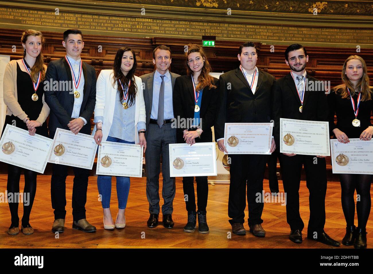 Der französische Wirtschafts-, Industrie- und Digitalminister Emmanuel Macron nimmt an der Preisverleihung für die Preisträger des Wettbewerbs "einer der besten Arbeiter Frankreichs" am 20. April 2016 in der Sorbonne in Paris Teil. Foto von Aurore Marechal/ABACAPRESS.COM Stockfoto