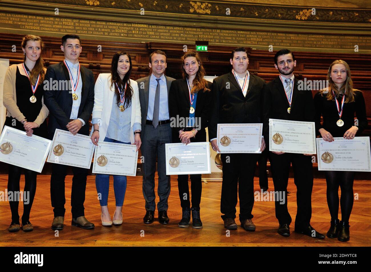 Der französische Wirtschafts-, Industrie- und Digitalminister Emmanuel Macron nimmt an der Preisverleihung für die Preisträger des Wettbewerbs "einer der besten Arbeiter Frankreichs" am 20. April 2016 in der Sorbonne in Paris Teil. Foto von Aurore Marechal/ABACAPRESS.COM Stockfoto