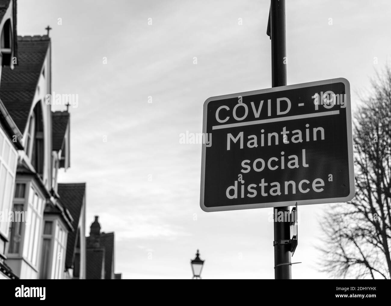 Solihull, Vereinigtes Königreich - Dezember 2020: Covid-19 Pflegen Sozialabstandszeichen Stockfoto