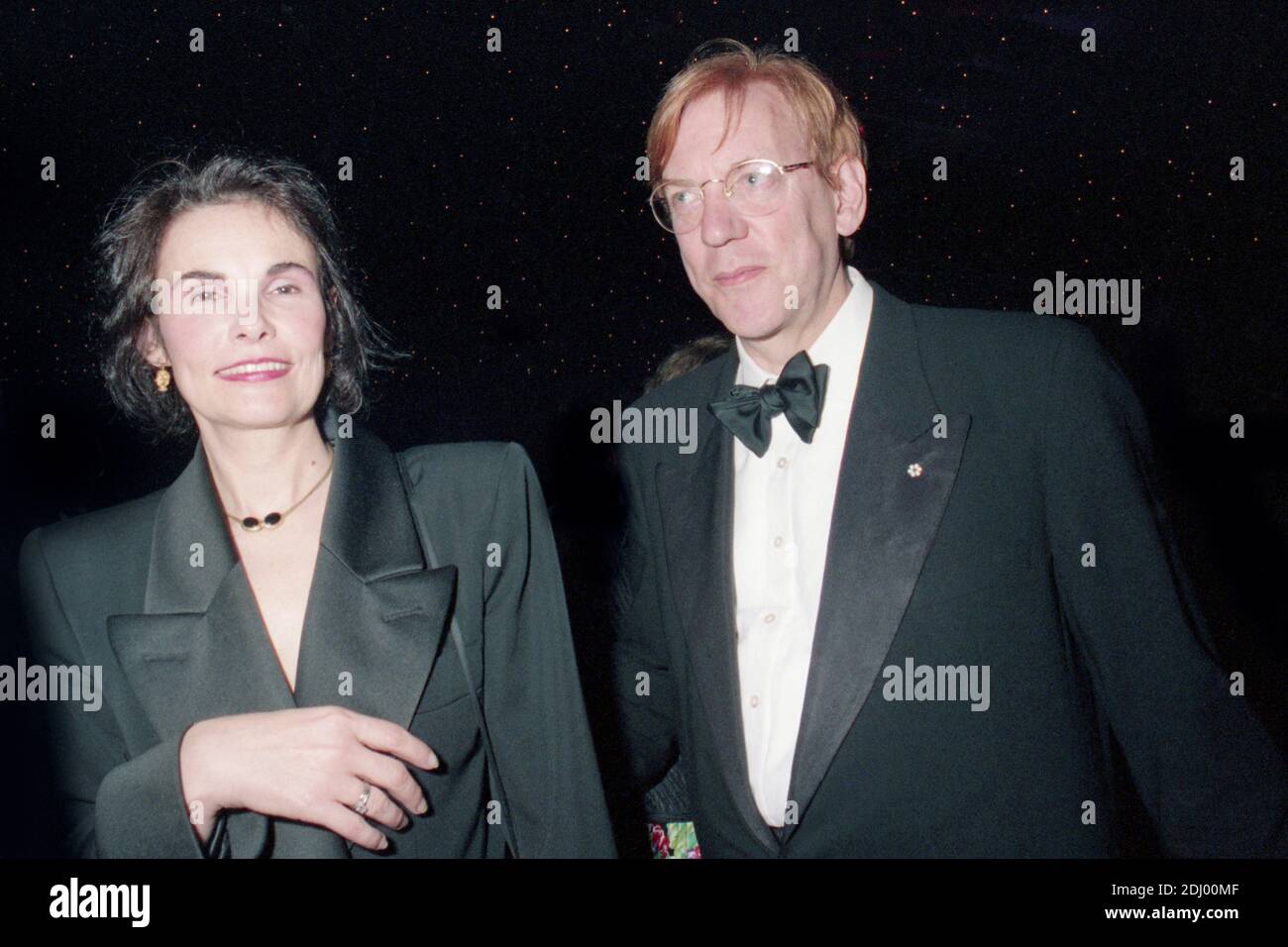 Donald Sutherland und ihre Frau Francine Racette nehmen am 1991 an der Eröffnungsfeier der 44. Jährlichen Filmfestspiele von Cannes in Cannes, Frankreich Teil. Foto von APS-MEDIAS/ABACAPRESS.COM Stockfoto