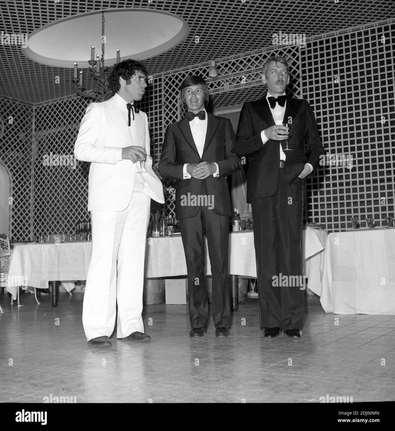 Datei - Donald Sutherland und Elliott Gould nehmen am 1974 an den 27. Jährlichen Filmfestspielen von Cannes in Cannes, Frankreich, Teil. Foto von Agence/APS-MEDIAS/ABACAPRESS.COM Stockfoto