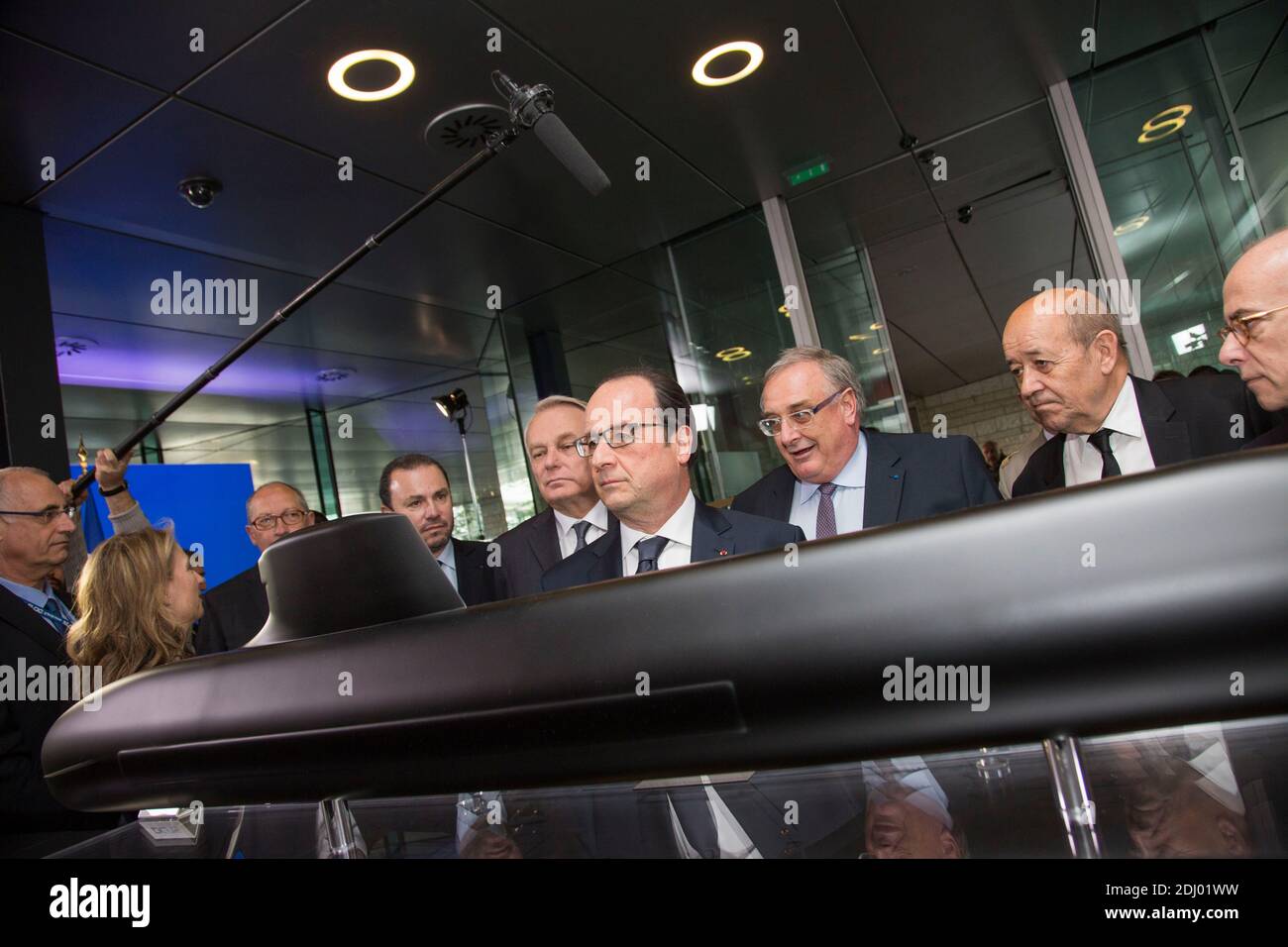 Der französische Präsident Francois Hollande und der Minister für auswärtige Angelegenheiten und internationale Entwicklung, Jean-Marc Ayrault, DCNS-CEO Herve Guillou, Verteidigungsminister Jean-Yves Le Drian und Innenminister Bernard Cazeneuve vor einem DCNS-Modell mit Kurzflossen-Barrakuda bei einem Besuch im Hauptsitz der DCNS-Gruppe anlässlich der neuen Partnerschaft des Unternehmens mit der Royal Australian Navy (RAN) am 26. April 2016 in Paris, Frankreich. DCNS, eine französische Industriegruppe, die sich auf die Verteidigung und Energie der Marine spezialisiert hat, unterzeichnete einen 34-Milliarden-Euro-Vertrag mit der australischen Marine für den Bau Stockfoto