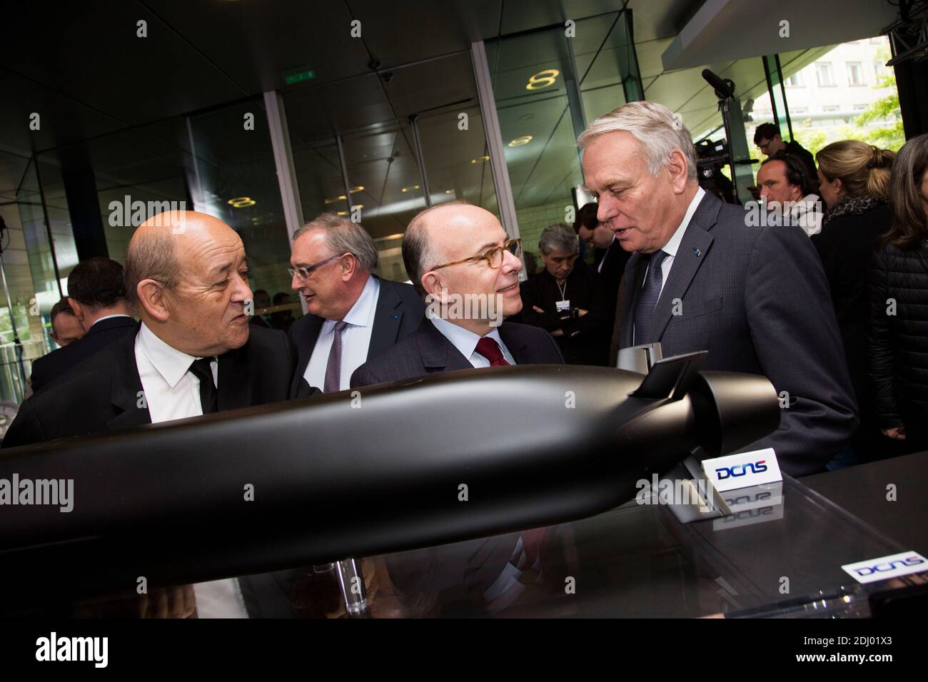 (L-R) der französische Verteidigungsminister Jean-Yves Le Drian, Der Innenminister Bernard Cazeneuve und der Minister für auswärtige Angelegenheiten und internationale Entwicklung Jean-Marc Ayrault vor einem DCNS Kurzflossen-Barrakuda-U-Boot-Modell bei einem Besuch in der Zentrale der DCNS-Gruppe anlässlich der neuen Partnerschaft des Unternehmens mit der Royal Australian Navy (RAN) in Paris, Frankreich am 26. April 2016. DCNS, eine französische Industriegruppe, spezialisiert auf Marine Verteidigung und Energie, unterzeichnete einen 34-Milliarden-Euro-Vertrag mit der australischen Marine für den Bau einer Flotte von U-Booten. Foto von Lewis Joly/Pool/ABACA Stockfoto