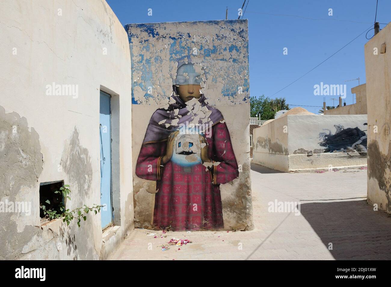 Streetart des französischen Künstlers Seth. Für das Djerbahood-Projekt in Erriadh in Djerba, Tunesien, am 15. April 2016 sind die Straßen mit Graffiti bedeckt. Fast 100 Künstler aus 30 verschiedenen Nationalitäten wurden eingeladen, an einer Initiative teilzunehmen, die Djerbas Erriadh in ein Open-Sky-Museum verwandeln soll. Das Dorf Erriadh ist eines der ältesten in Tunesien, wo Juden, Muslime und Christen seit Jahrhunderten zusammen leben. Foto von Aurore Marechal/ABACAPRESS.COM Stockfoto