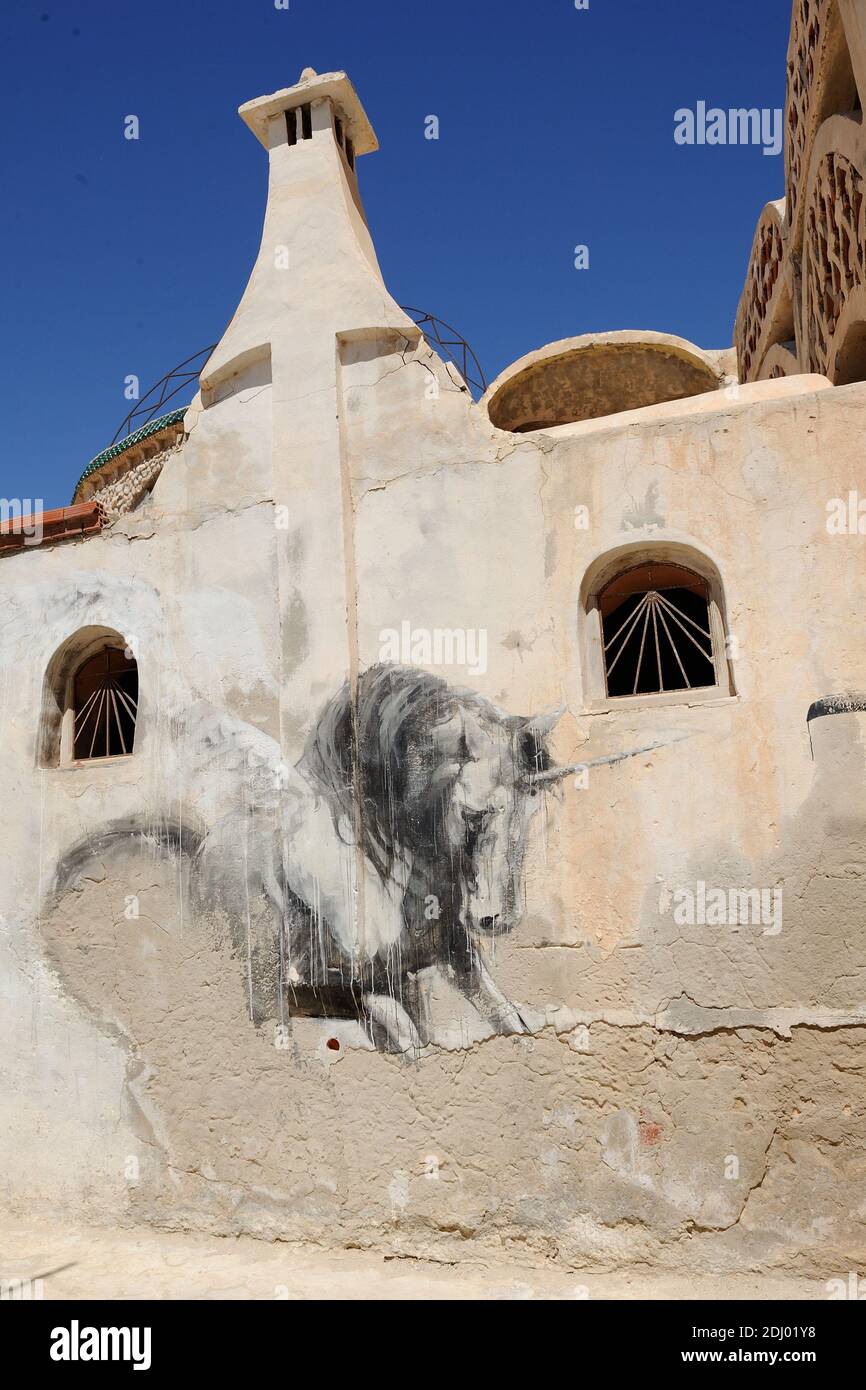 Streetart von Faith47. Für das Djerbahood-Projekt in Erriadh in Djerba, Tunesien, am 15. April 2016 sind die Straßen mit Graffiti bedeckt. Fast 100 Künstler aus 30 verschiedenen Nationalitäten wurden eingeladen, an einer Initiative teilzunehmen, die Djerbas Erriadh in ein Open-Sky-Museum verwandeln soll. Das Dorf Erriadh ist eines der ältesten in Tunesien, wo Juden, Muslime und Christen seit Jahrhunderten zusammen leben. Foto von Aurore Marechal/ABACAPRESS.COM Stockfoto