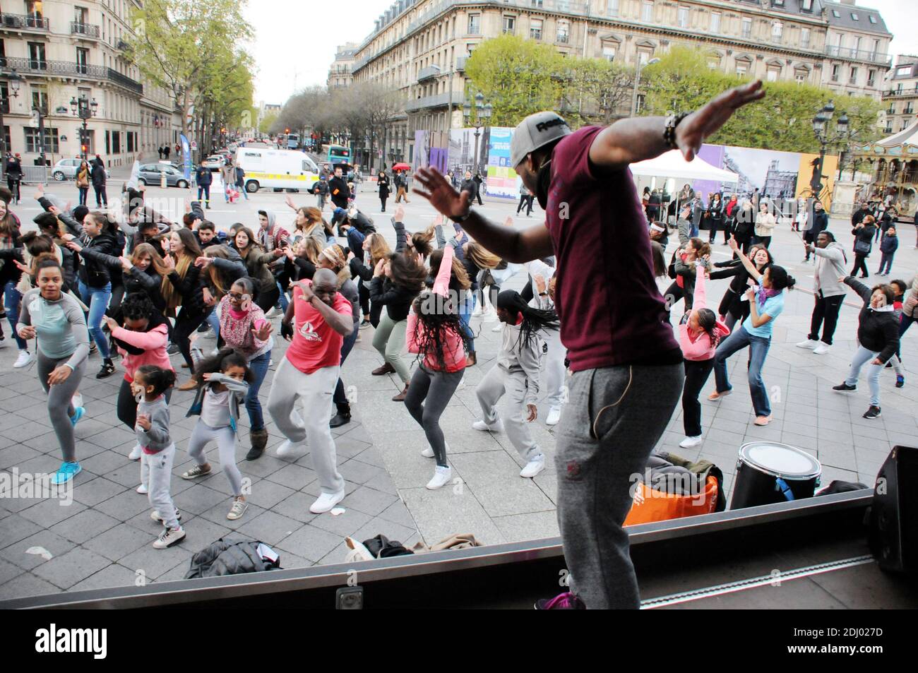 Le Coach Kevin Coique donne un cours de MOUV’K (concept dansé de remise en forme), Grand public et gratuit, organisé par le BHV Marais et Reebok sur le parvis de L’Hotel de ville a Paris, France le 26 avril, 2016. Foto von Alain Apaydin/ABACAPRESS.COM Stockfoto