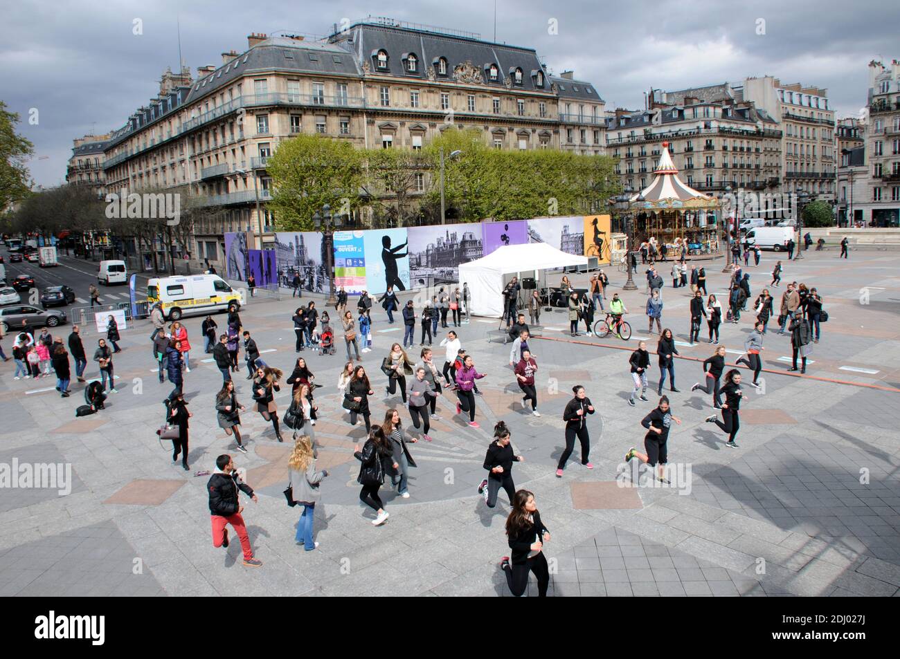 Le Coach Kevin Coique donne un cours de MOUV’K (concept dansé de remise en forme), Grand public et gratuit, organisé par le BHV Marais et Reebok sur le parvis de L’Hotel de ville a Paris, France le 26 avril, 2016. Foto von Alain Apaydin/ABACAPRESS.COM Stockfoto