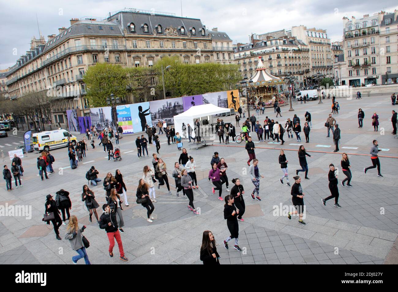 Le Coach Kevin Coique donne un cours de MOUV’K (concept dansé de remise en forme), Grand public et gratuit, organisé par le BHV Marais et Reebok sur le parvis de L’Hotel de ville a Paris, France le 26 avril, 2016. Foto von Alain Apaydin/ABACAPRESS.COM Stockfoto
