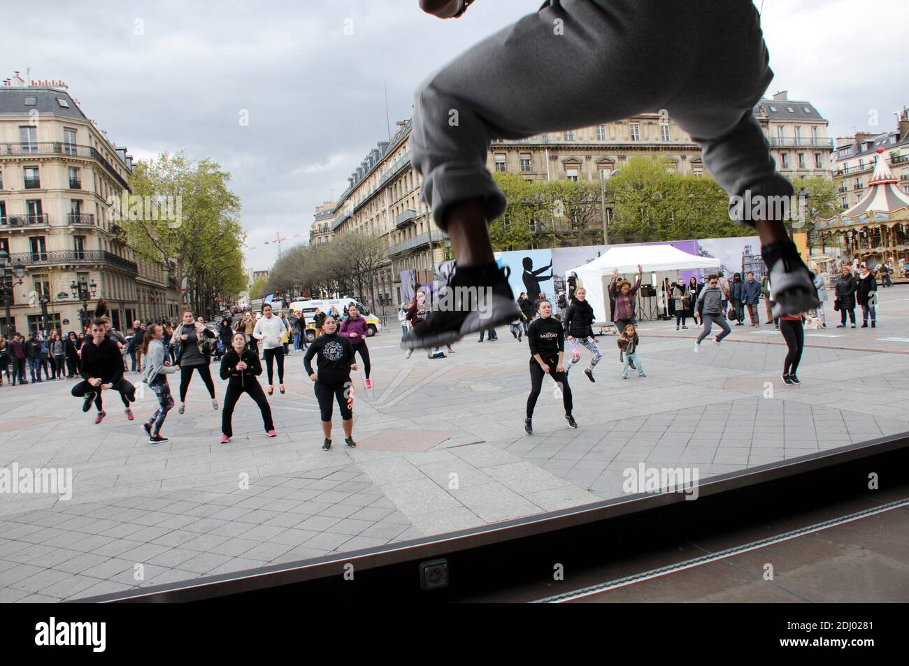 Le Coach Kevin Coique donne un cours de MOUV’K (concept dansé de remise en forme), Grand public et gratuit, organisé par le BHV Marais et Reebok sur le parvis de L’Hotel de ville a Paris, France le 26 avril, 2016. Foto von Alain Apaydin/ABACAPRESS.COM Stockfoto