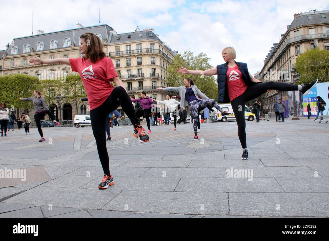 Le Coach Kevin Coique donne un cours de MOUV’K (concept dansé de remise en forme), Grand public et gratuit, organisé par le BHV Marais et Reebok sur le parvis de L’Hotel de ville a Paris, France le 26 avril, 2016. Foto von Alain Apaydin/ABACAPRESS.COM Stockfoto