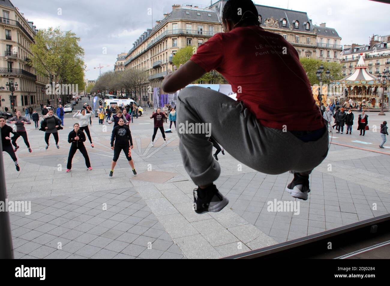 Le Coach Kevin Coique donne un cours de MOUV’K (concept dansé de remise en forme), Grand public et gratuit, organisé par le BHV Marais et Reebok sur le parvis de L’Hotel de ville a Paris, France le 26 avril, 2016. Foto von Alain Apaydin/ABACAPRESS.COM Stockfoto
