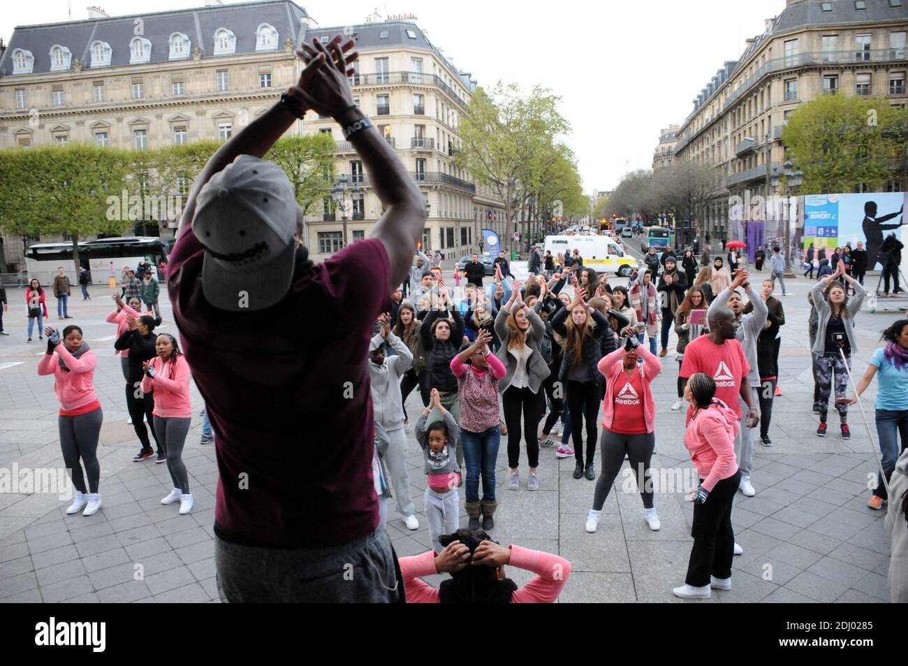 Le Coach Kevin Coique donne un cours de MOUV’K (concept dansé de remise en forme), Grand public et gratuit, organisé par le BHV Marais et Reebok sur le parvis de L’Hotel de ville a Paris, France le 26 avril, 2016. Foto von Alain Apaydin/ABACAPRESS.COM Stockfoto
