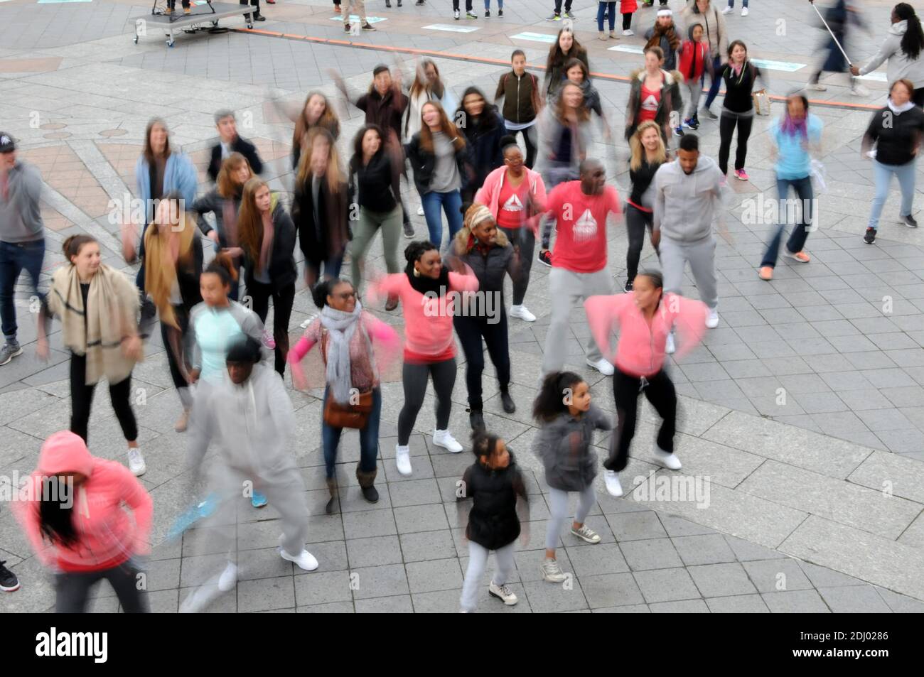 Le Coach Kevin Coique donne un cours de MOUV’K (concept dansé de remise en forme), Grand public et gratuit, organisé par le BHV Marais et Reebok sur le parvis de L’Hotel de ville a Paris, France le 26 avril, 2016. Foto von Alain Apaydin/ABACAPRESS.COM Stockfoto