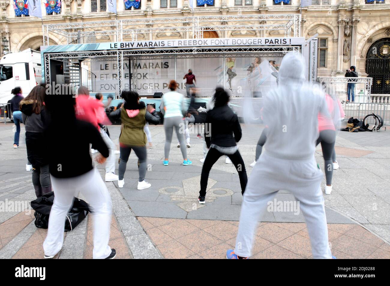 Le Coach Kevin Coique donne un cours de MOUV’K (concept dansé de remise en forme), Grand public et gratuit, organisé par le BHV Marais et Reebok sur le parvis de L’Hotel de ville a Paris, France le 26 avril, 2016. Foto von Alain Apaydin/ABACAPRESS.COM Stockfoto
