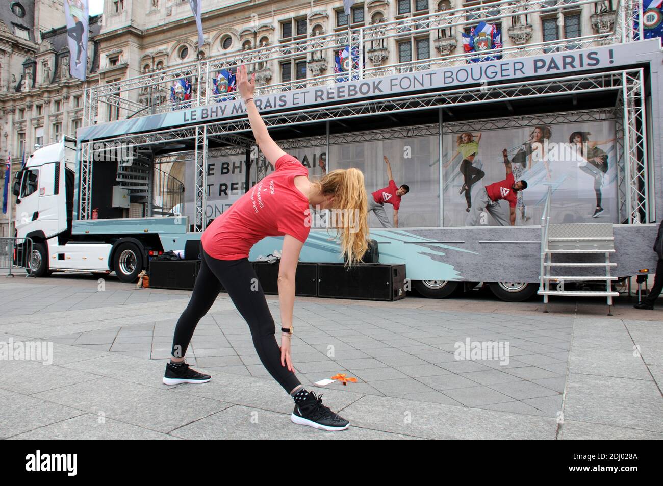 Le Coach Kevin Coique donne un cours de MOUV’K (concept dansé de remise en forme), Grand public et gratuit, organisé par le BHV Marais et Reebok sur le parvis de L’Hotel de ville a Paris, France le 26 avril, 2016. Foto von Alain Apaydin/ABACAPRESS.COM Stockfoto