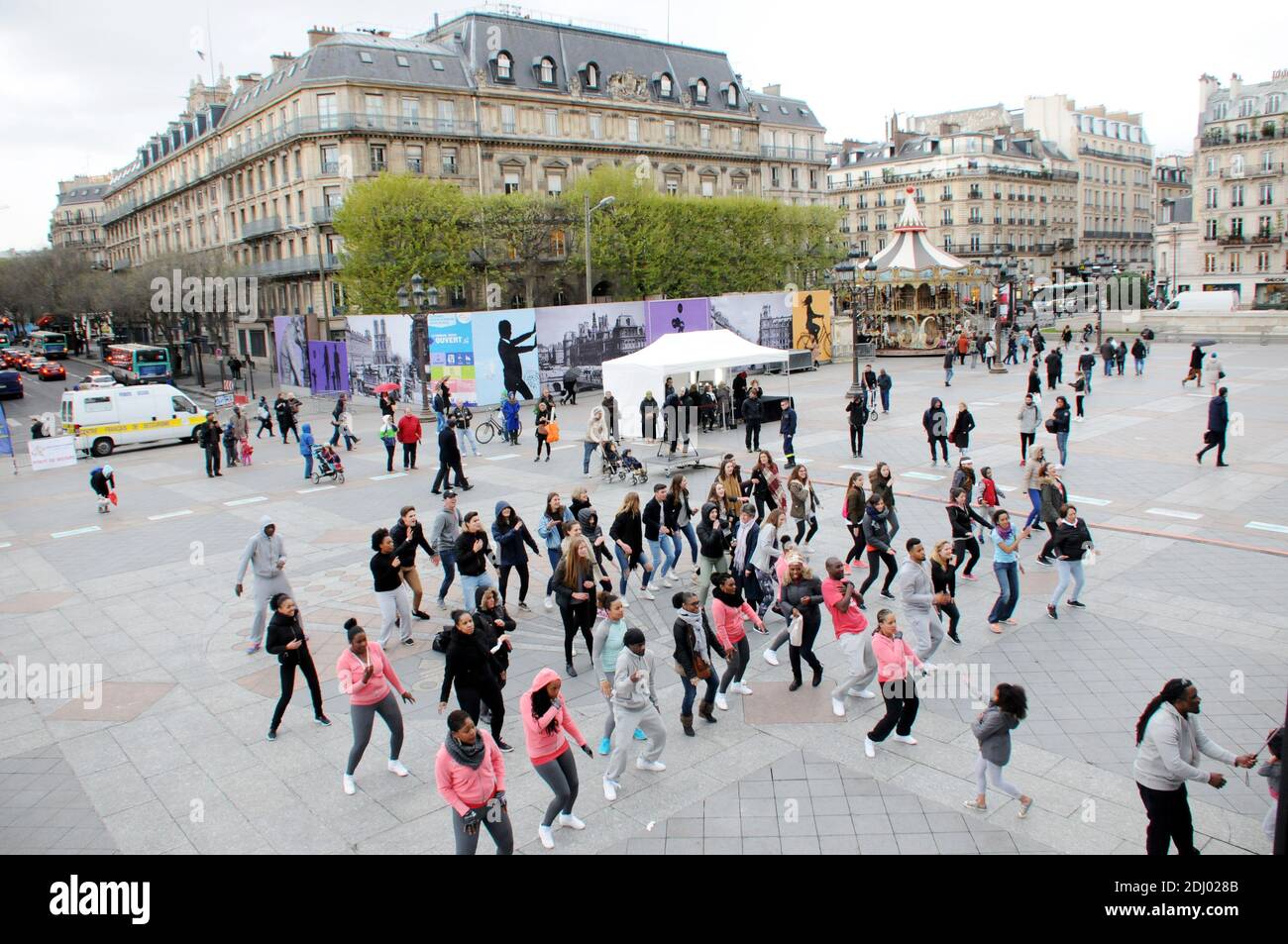 Le Coach Kevin Coique donne un cours de MOUV’K (concept dansé de remise en forme), Grand public et gratuit, organisé par le BHV Marais et Reebok sur le parvis de L’Hotel de ville a Paris, France le 26 avril, 2016. Foto von Alain Apaydin/ABACAPRESS.COM Stockfoto