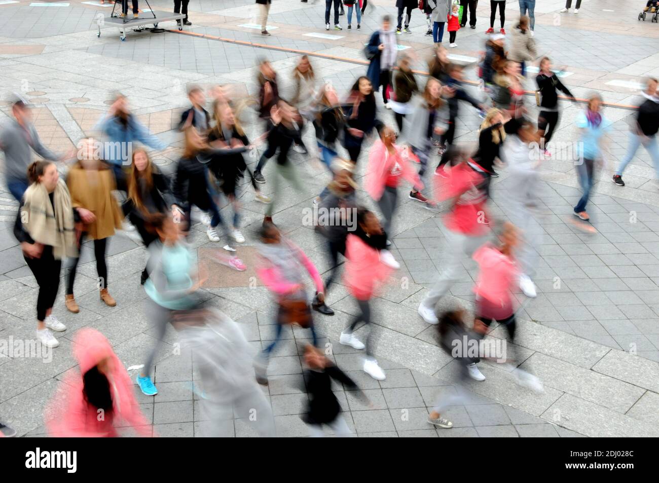 Le Coach Kevin Coique donne un cours de MOUV’K (concept dansé de remise en forme), Grand public et gratuit, organisé par le BHV Marais et Reebok sur le parvis de L’Hotel de ville a Paris, France le 26 avril, 2016. Foto von Alain Apaydin/ABACAPRESS.COM Stockfoto