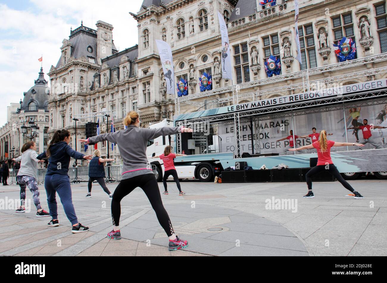 Le Coach Kevin Coique donne un cours de MOUV’K (concept dansé de remise en forme), Grand public et gratuit, organisé par le BHV Marais et Reebok sur le parvis de L’Hotel de ville a Paris, France le 26 avril, 2016. Foto von Alain Apaydin/ABACAPRESS.COM Stockfoto