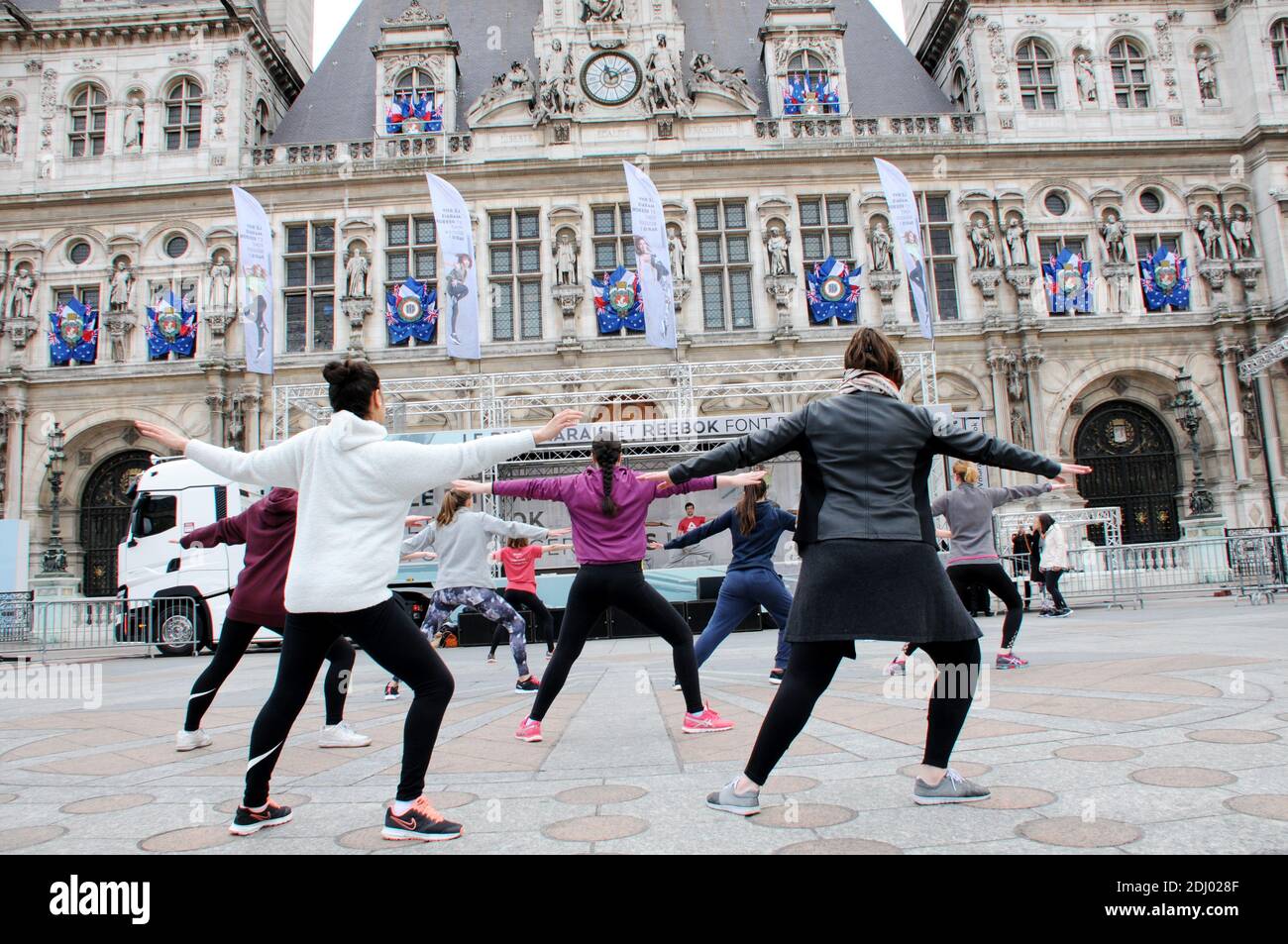 Le Coach Kevin Coique donne un cours de MOUV’K (concept dansé de remise en forme), Grand public et gratuit, organisé par le BHV Marais et Reebok sur le parvis de L’Hotel de ville a Paris, France le 26 avril, 2016. Foto von Alain Apaydin/ABACAPRESS.COM Stockfoto
